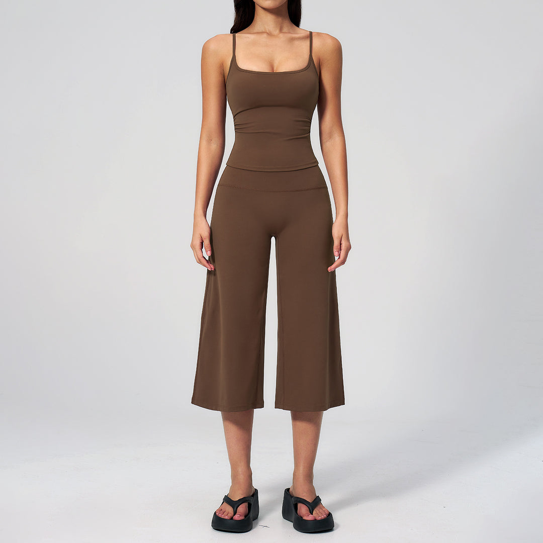 Slim-fit crew-neck tank top and cropped pants sportswear set