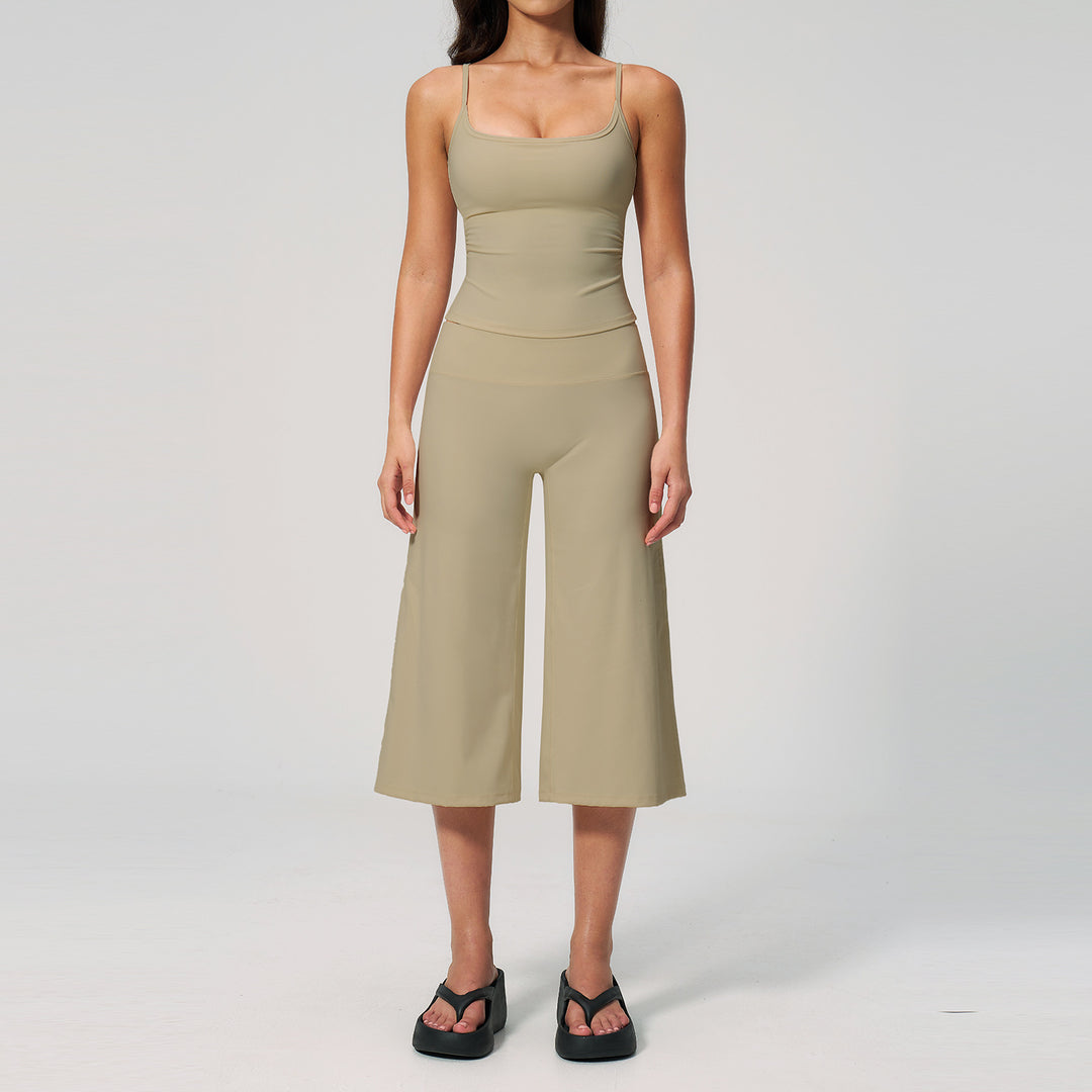 Slim-fit crew-neck tank top and cropped pants sportswear set