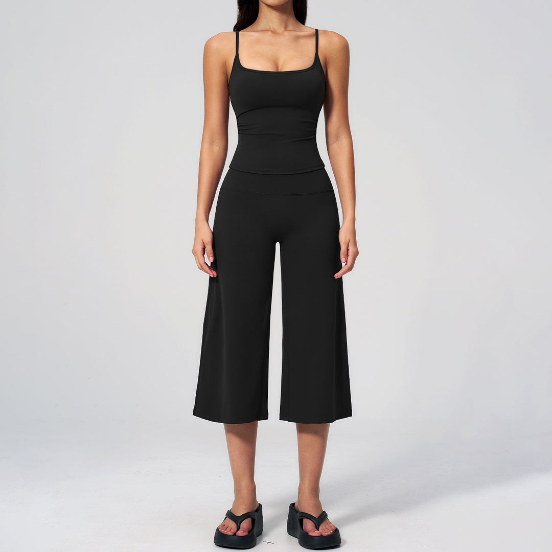 Slim-fit crew-neck tank top and cropped pants sportswear set